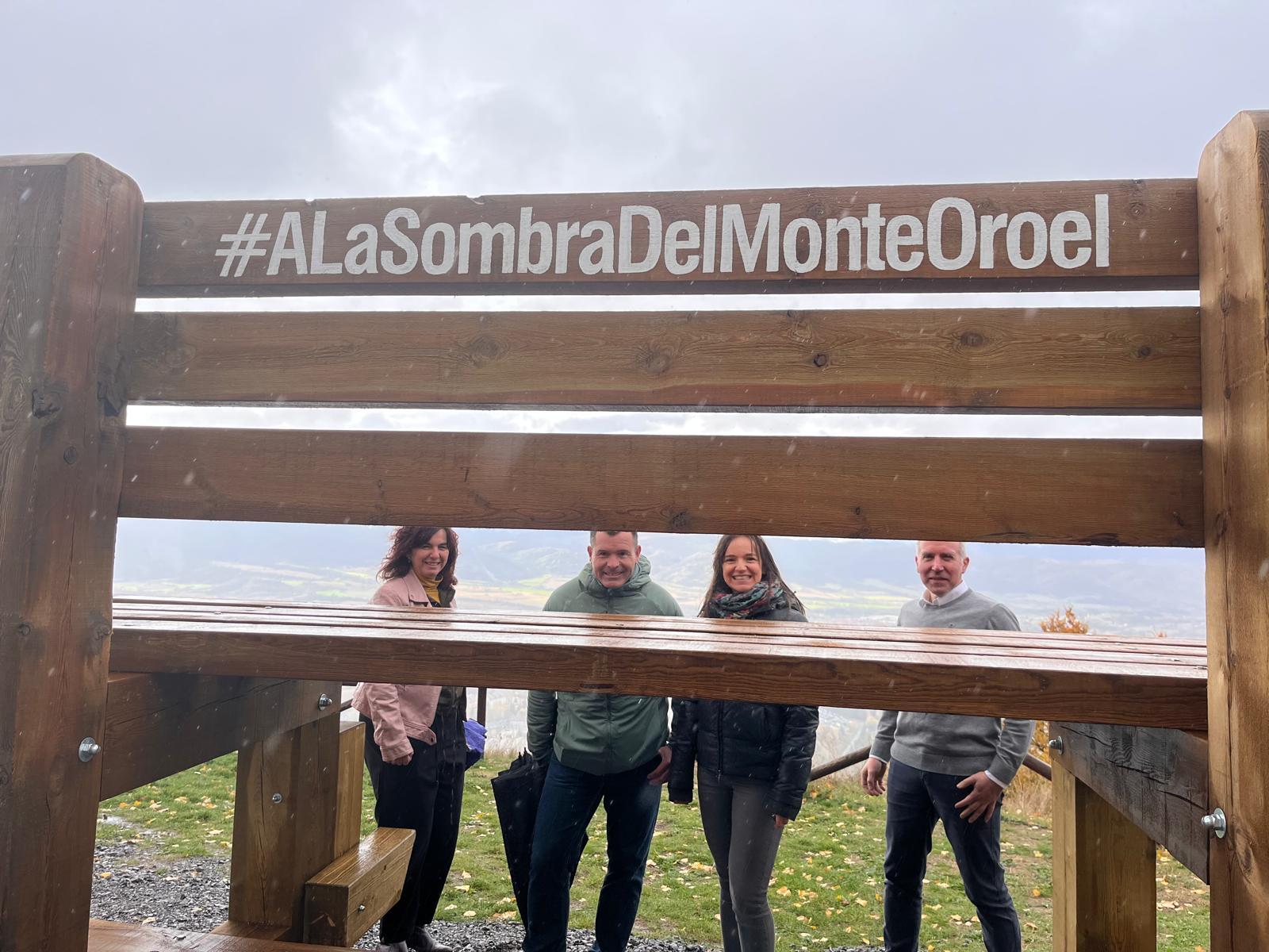Siete bancos gigantes recorren las diferentes perspectivas del Monte Oroel