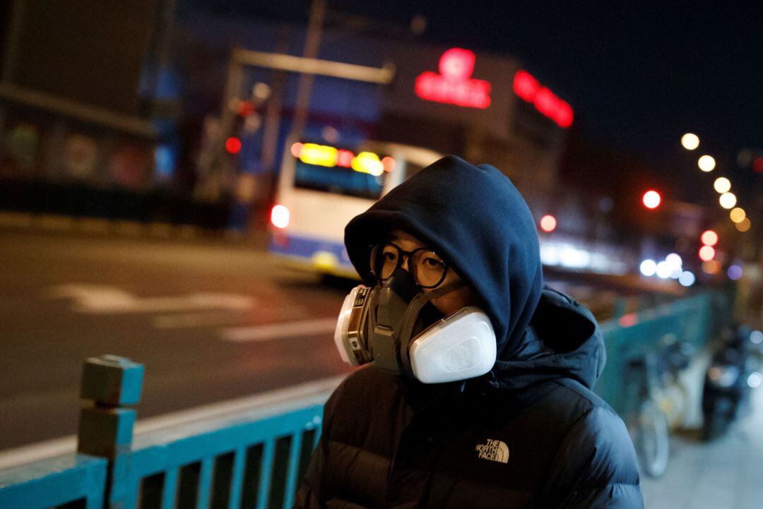 Un hombre con mascarilla en las calles de Beijing