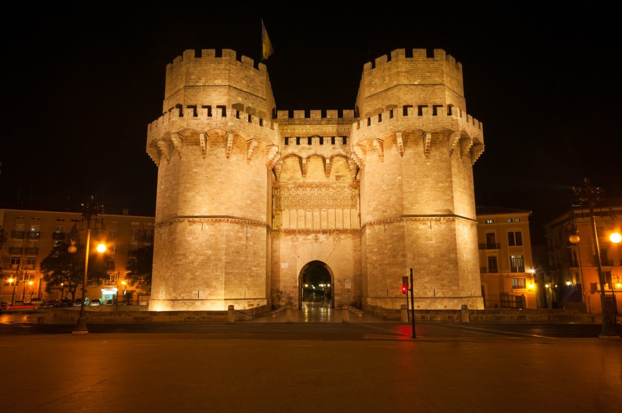 La puerta de Serranos iluminada, en una imagen de archivo