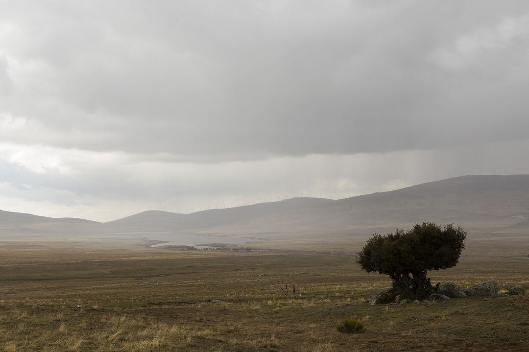 Lluvia sobre el embalse del río Voltoya (Ávila)