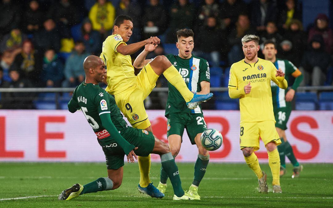 Carlos Bacca pelea por un balón en el encuentro ante el Espanyol