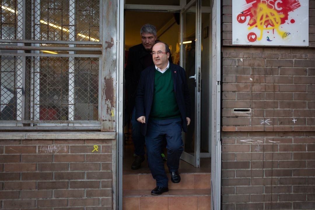 El primer secretario del PSC, Miquel Iceta, tras votar en la consulta a la militancia del PSOE sobre el acuerdo de Gobierno de coalición con Podemos, en Barcelona (Cataluña) este domingo. 