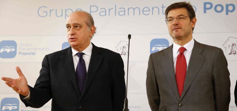 Los ministros de Justicia, Rafael Catalá y de Interior, Jorge Fernández Díaz durante la rueda de prensa.