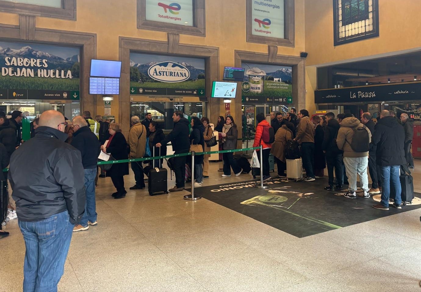 Cola para el Ave en la Estación del Norte de Oviedo