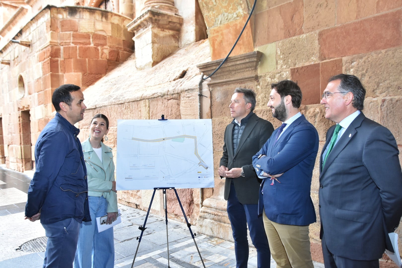 El director general del Instituto de Turismo, Juan Francisco Martínez, el alcalde de Lorca, Fulgencio Gil, concejales y técnico municipal, ante el proyecto de la actuación.