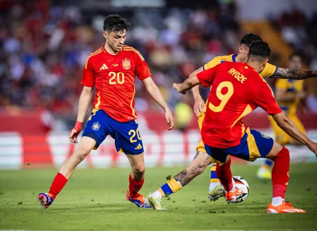 Pedri y Ayoze Pérez en un partido con España.