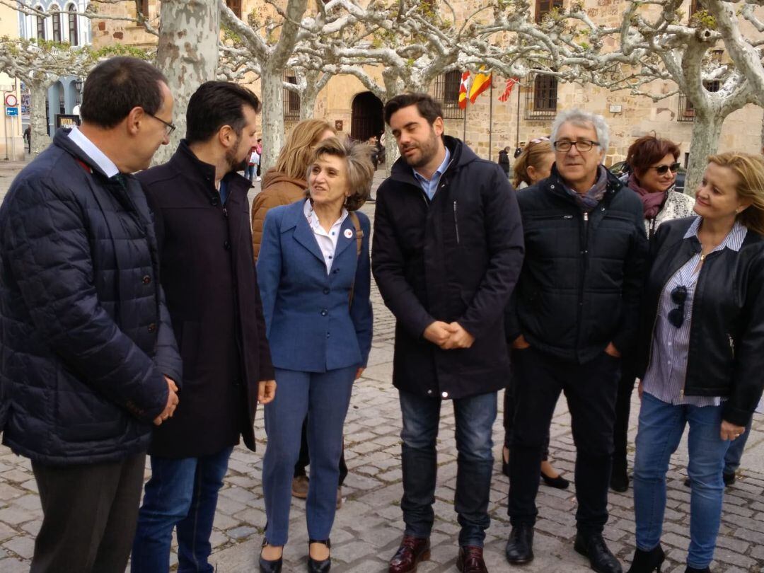 La Ministra de Sanidad, Maria Luisa Carcedo, junto a los dirigentes socialistas provinciales y el secretario regional Luis Tudanca