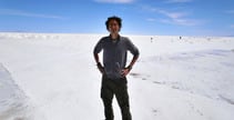 Pablo Olivares, en el Salar de Uyuni durante el viaje que relata en Silencio, se viaja