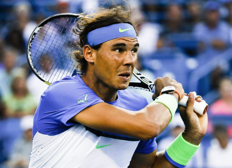 THM100 MASON (ESTADOS UNIDOS), 20/08/2015.- El español Rafael Nadal responde una bola ante su compatriota Feliciano López hoy, jueves 20 de agosto de 2015, durante su partido de tercera ronda del Master 1000 de Cincinnati, en el Linder Tennis Center de Mason, Ohio (ESTADOS UNIDOS). EFE/ TANNEN MAURY