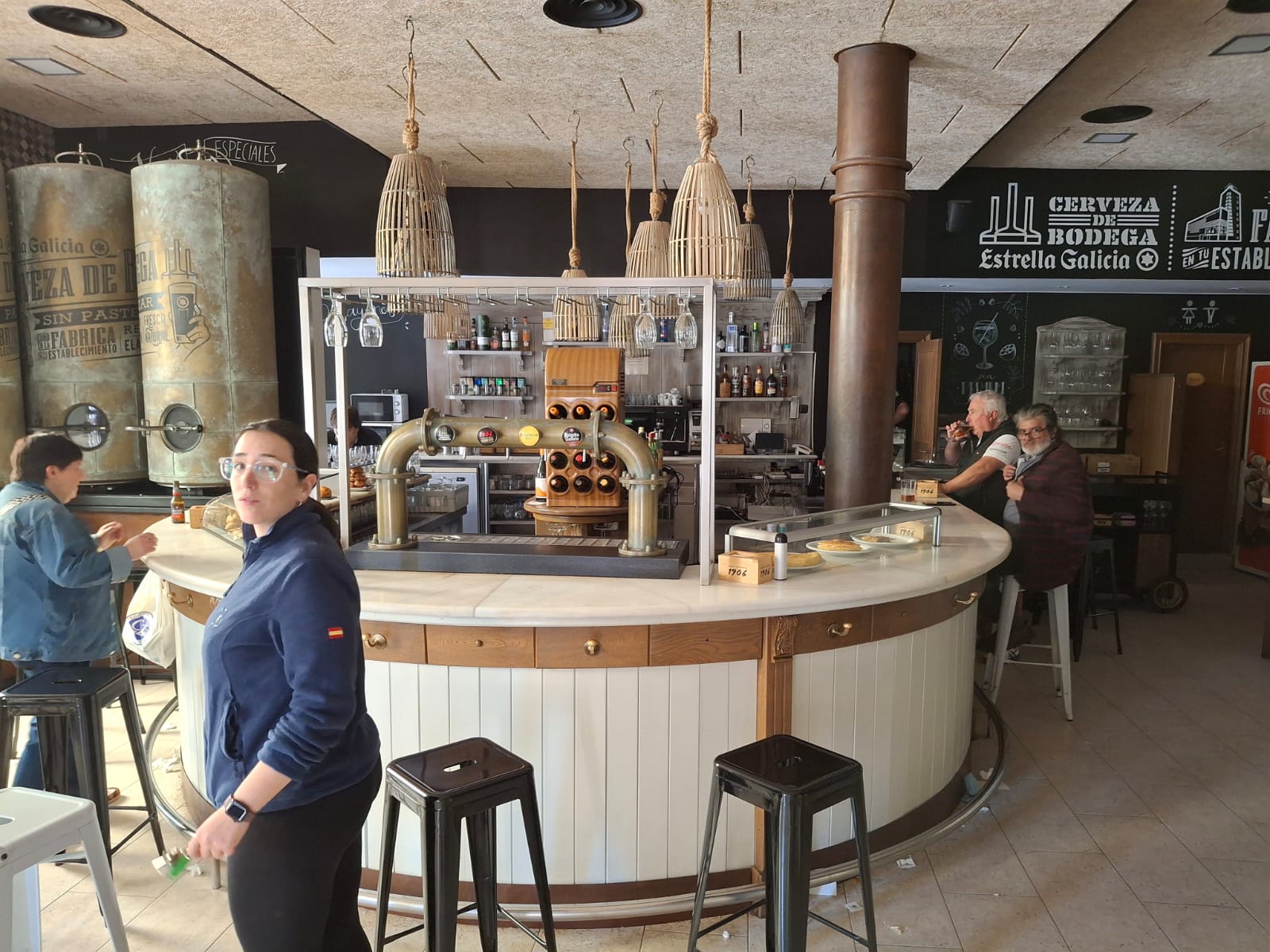 Algunos bares dieron servicio, "a medio gas"