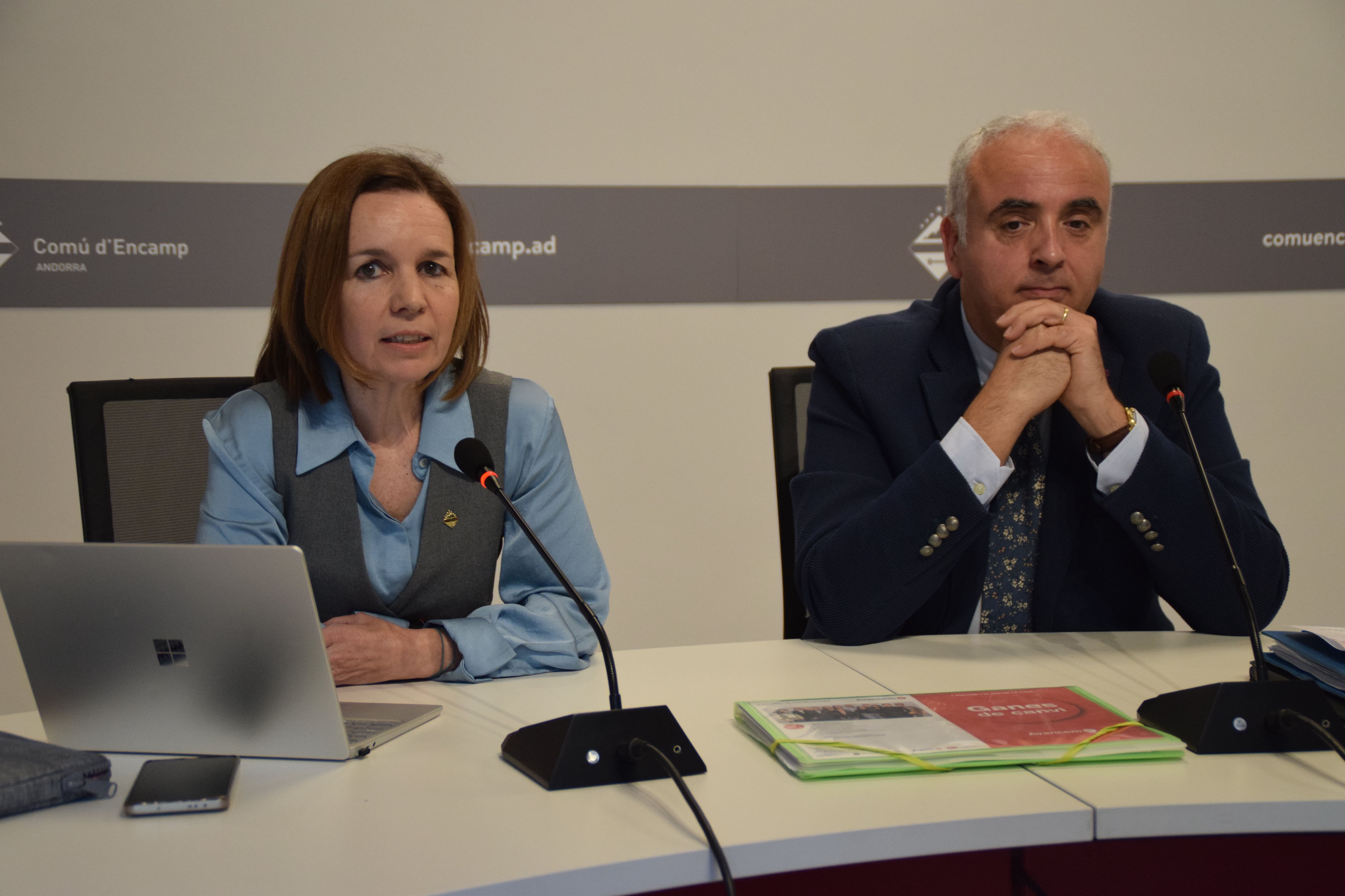 El grup a l'oposició del comú d'Encamp, Marta Pujol i José Luis Agudo, en roda de premsa posterior a la sessió de consell de comú.