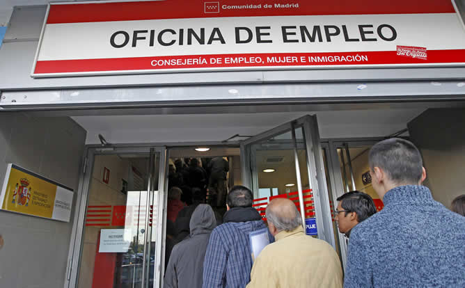 Aspecto de la entrada de una oficina de empleo, en un barrio periférico de Madrid.