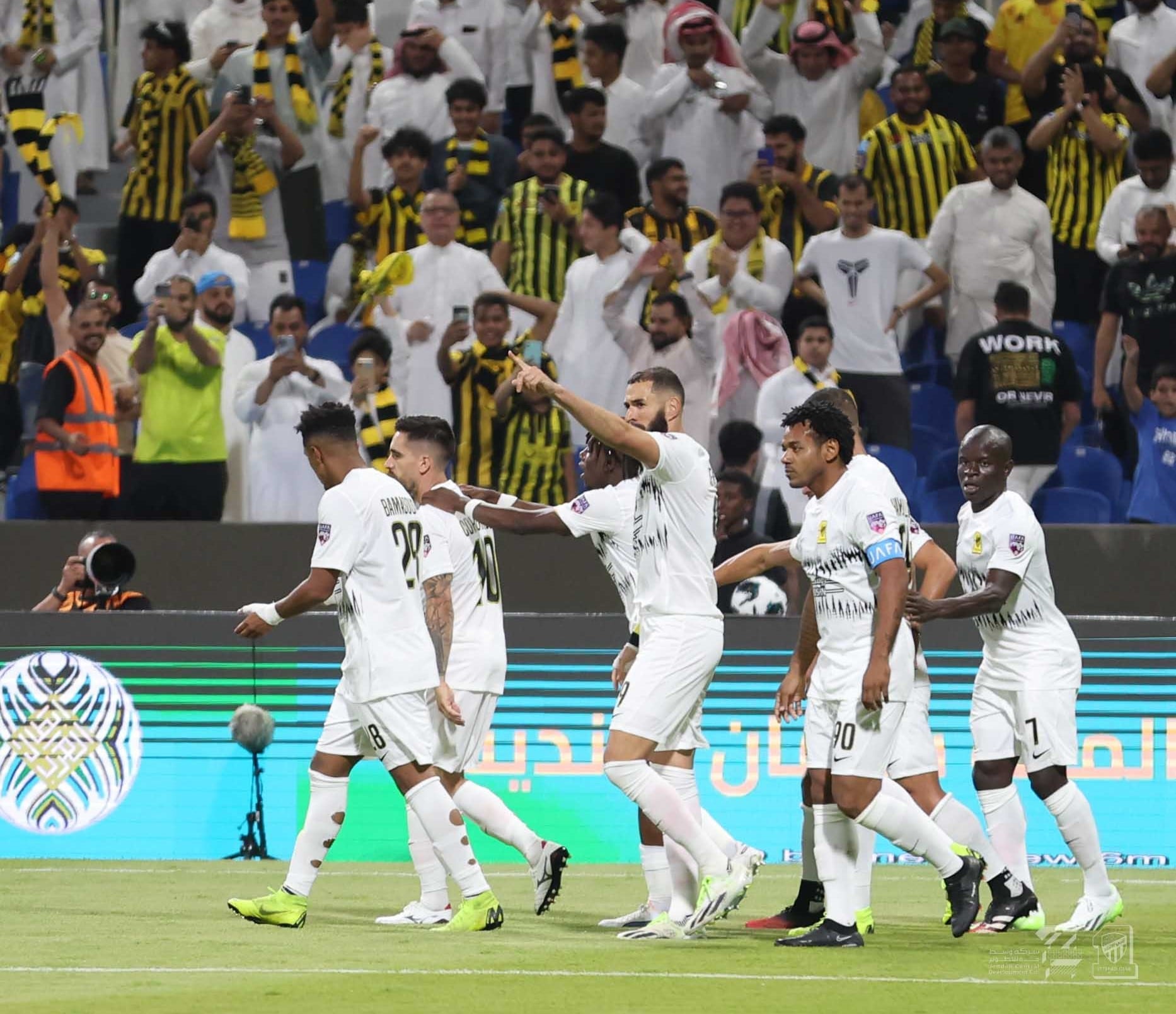 Karim Benzema celebra su primer gol con el Al-Ittihad