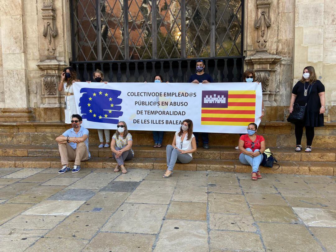 La Coordinadora de interinos y temporales de la administración pública (Sintta, ATAP, CGT, Sidib y ASIJ) se manifiestan ante el Ayuntamiento de Palma para alertar de la &quot;grave situación de precariedad&quot; en la que se encuentran