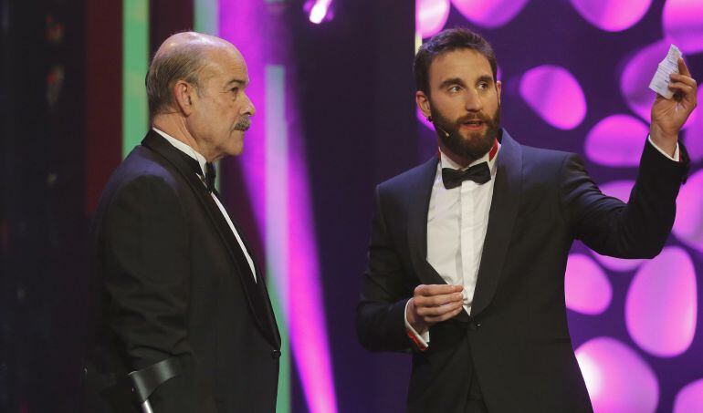 El presidente de la Academia de Cine, Antonio Resines (i), y el presentador Dani Rovira durante la ceremonia de la 30 edición de los Premios Goya, que entrega la Academia de Cine, celebrada esta noche en el Hotel Auditorium de Madrid