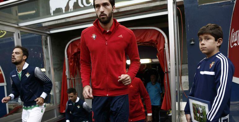 Ibai Cadena (d), aficionado de Osasuna de 9 años, hoy en el estadio de El Sadar, donde ha agradecido en persona al jugador del Betis Alfred N'Diaye, que le recogió en brazos tras quedar herido en la avalancha del último partido de la pasada Liga disputado