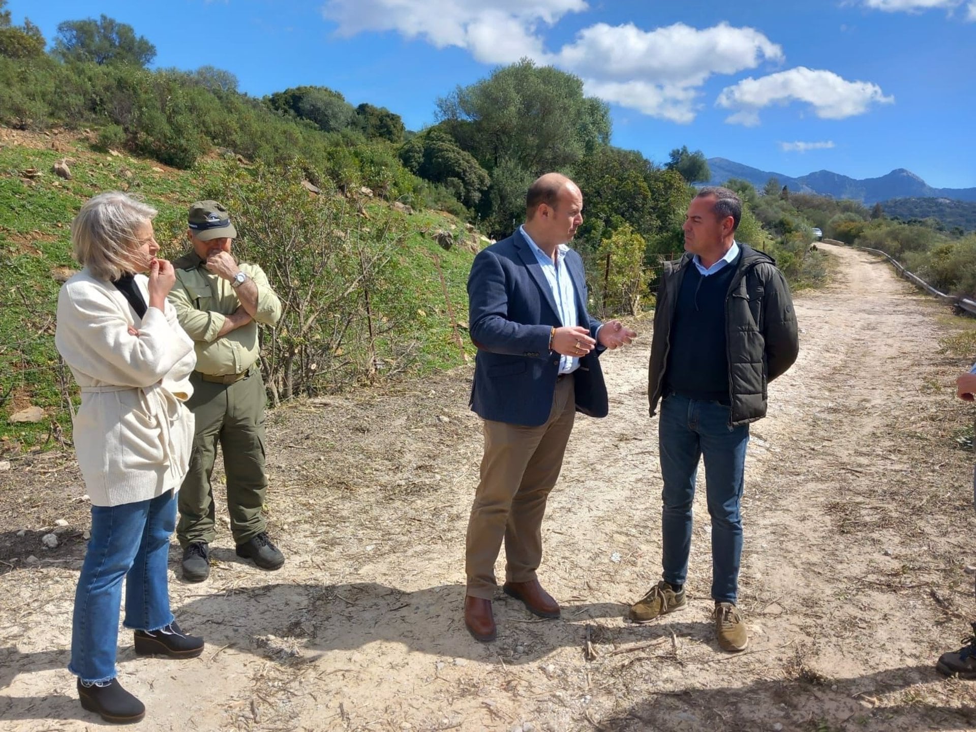 Las obras en dos vías pecuarias de Benaocaz facilitarán el tránsito en estas zonas de la sierra de Cádiz