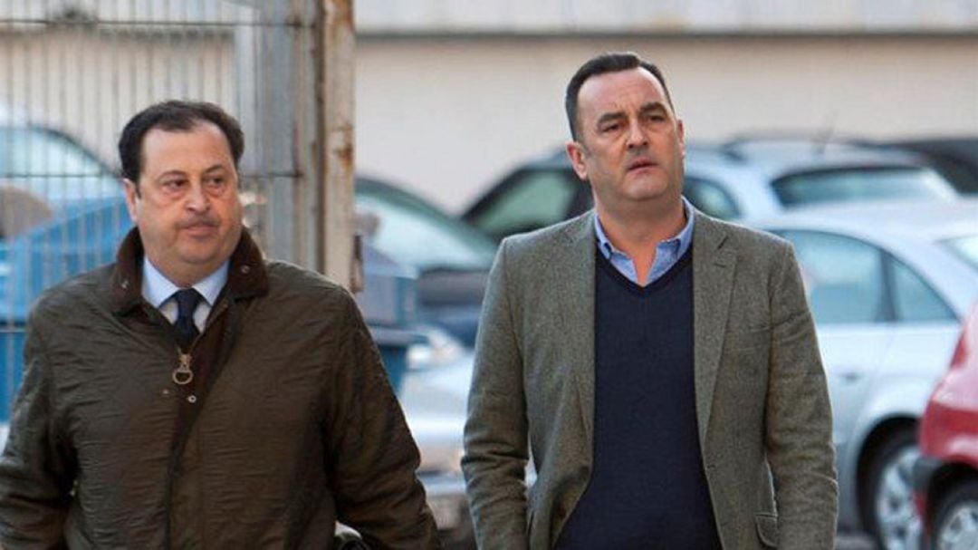 Carlos Viétez, "Papuchi" (derecha), llegando a los juzgados de Vigo