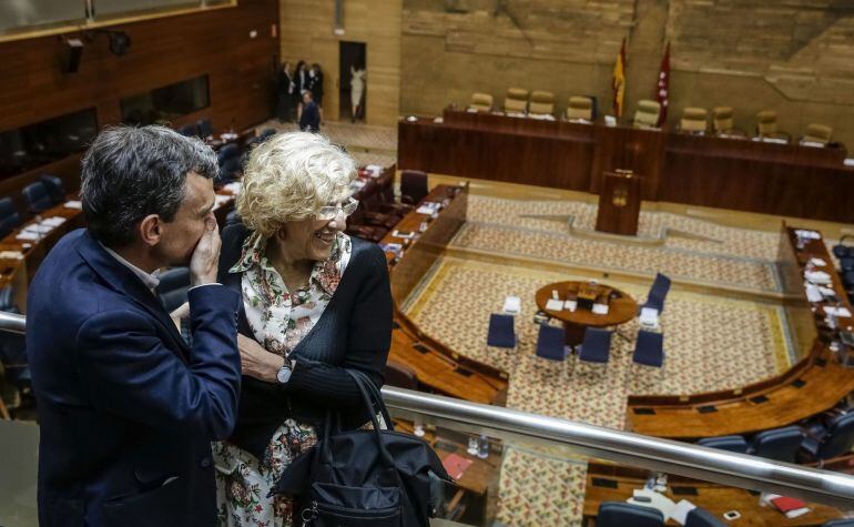 GRA322 . MADRID, 24/06/2015.- La alcaldesa de Madrid, Manuela Carmena, conversa con el portavoz de Podemos en la Asamblea de Madrid, José Manuel López, durante la segunda jornada del debate de investidura de la candidata del PP a la Presidencia de la Comunidad de Madrid, Cristina Cifuentes, hoy en la cámara regional madrileña. EFE/Emilio Naranjo