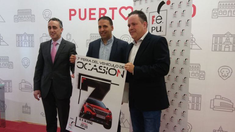 Miguel Ángel Ruíz (i), Miguel Peña y Carlos Gutiérrez presentan VII Feria del Vehículo de ocasión de Puertollano