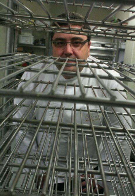 Al chef del restaurante Sandó, Antonio Hoyas, el máster que nunca hizo se le ha metido en la cocina en forma de asesoramiento 'by Arzak'.