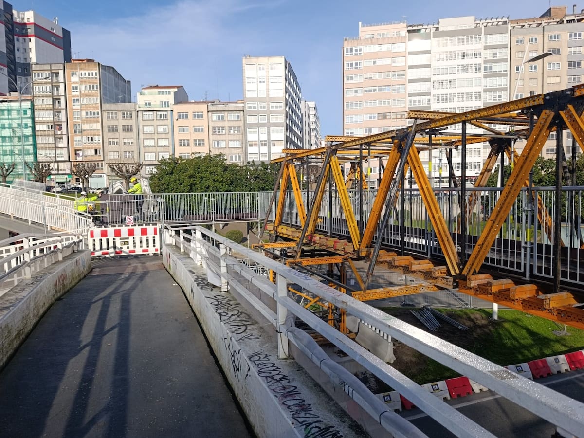 Abre la pasarela provisional de Alfonso Molina entre las estaciones de A Coruña