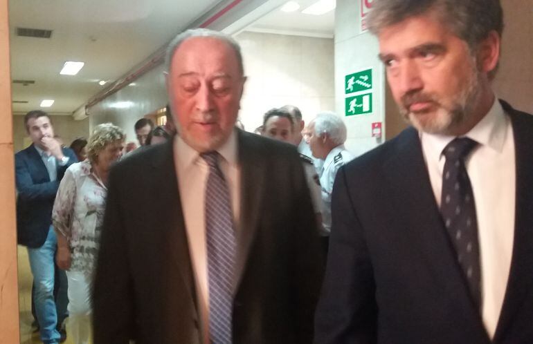 El Director General de la Policía, Ignacio Cosidó (en primer término), en la Comisaría de Oviedo para presentar la Plataforma SVisual. En el centro, tras él, el Delegado del Gobierno, Gabino de Lorenzo