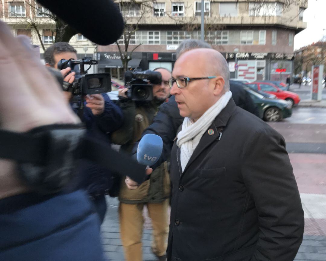 Alfredo de Miguel a la entrada del juzgado.