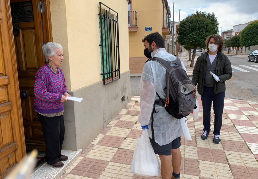 Voluntarios entregando mascarillas en Calzada de Calatrava