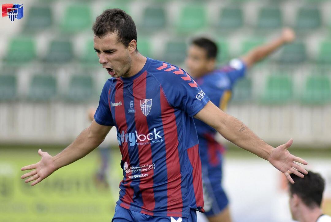 Dani Abad celebrando uno de los goles de la Segoviana