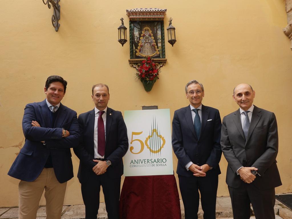 De izquierda a derecha, enmarcando el logotipo del 50 aniversario de Coro de la Hermandad del Rocío de Sevilla, Fernando Aguado, Joaquín Salazar, Gabriel Rojas y Manuel Marvizón