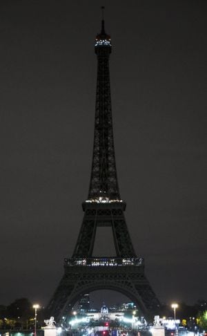 ETI5461. Paris (France), 14/11/2015.- The lights of the Eiffel Tower are switched off as a mourning gesture after the shootings and bombings of the night before in Paris, France, 14 November 2015. At least 120 people have been killed in a series of attacks in Paris on 13 November, according to French officials. Eight assailants were killed, seven when they detonated their explosive belts, and one when he was shot by officers, police said. (Francia) EFE/EPA/ETIENNE LAURENT