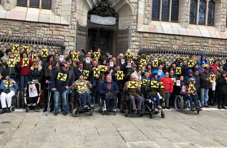 Beneficiarios de las ONG  se ha concentrado ante Botines