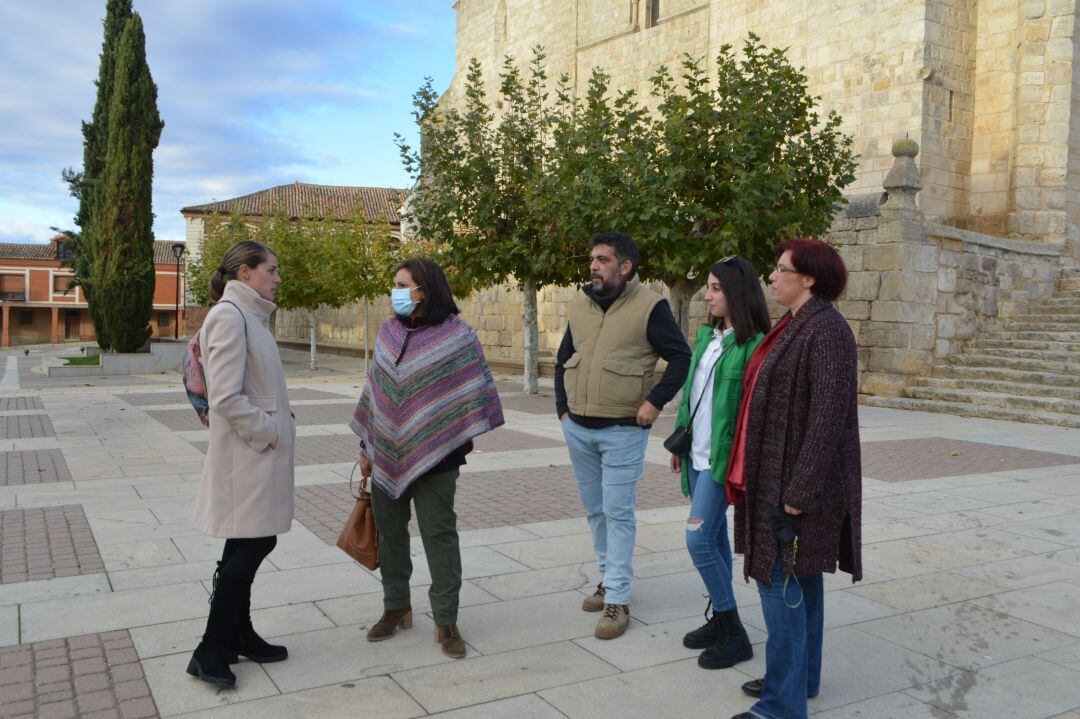 Ana Isabel González (2i), técnico del proyecto Arraigo junto a dos familias de militares, Belén y Eduardo con su hija Alba (derecha), y Verónica (izq), que se han instalado en Paredes de Nava