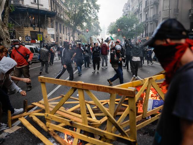 Manifestantes se enfrentan a miembros de la policía argentina. EFE/ Juan Ignacio Roncoroni