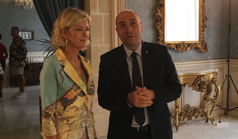 La consellera Gabriela Bravo visita el Salón Azul con el alcalde