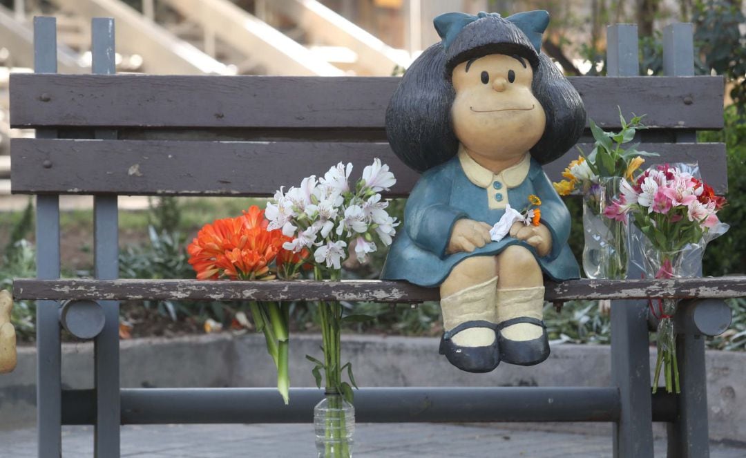 Vista de una mafalda en la calle Aristides, en Villanueva, Mendoza (Argentina). El dibujante argentino Quino falleció este miércoles a los 88 años.