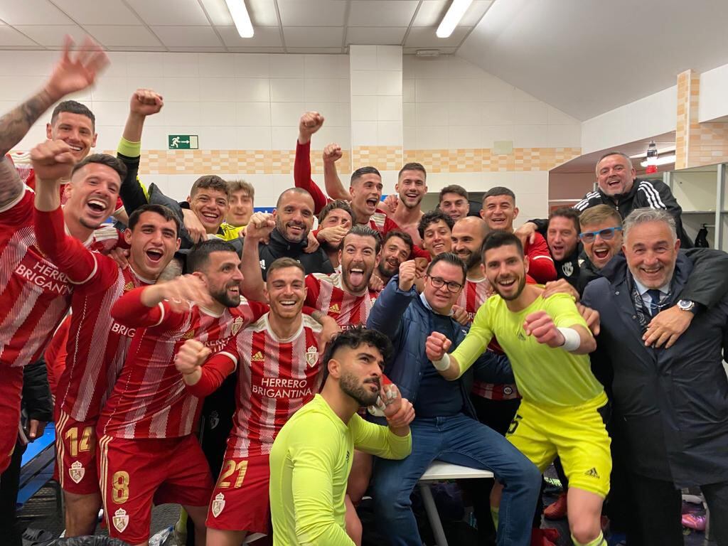 El conjunto berciano celebró la victoria en Fuenlabrada