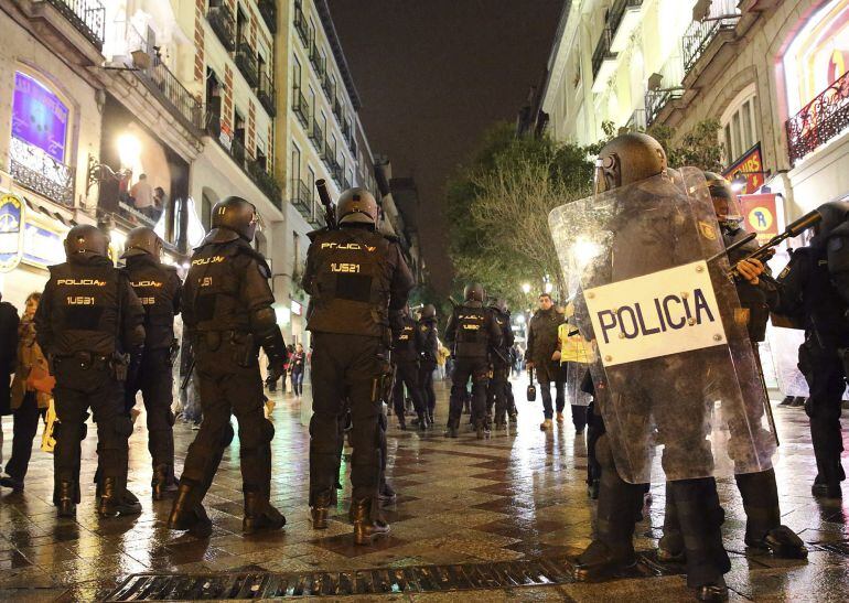 GRA366. MADRID, 21/03/2015.- Despliegue policial en la calle Montera ante los destrozos que varios integrantes de grupos radicales han realizado en mobiliario urbano en los alrededores, al término de las Marchas por la Dignidad celebradas esta tarde, que bajo el lema &quot;Pan, trabajo, techo y dignidad&quot; han sido convocados por trescientas organizaciones sociales y sindicales. Los radicales, que están rompiendo mesas y lanzando sillas de los restaurantes de la zona, no son manifestantes, ya que las marchas han concluido y han transcurrido sin incidentes. EFE/Ballesteros