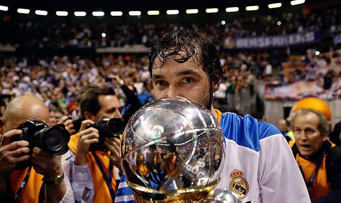 Sergio Llull besa la Copa conquistada por su equipo en el Martín Carpena