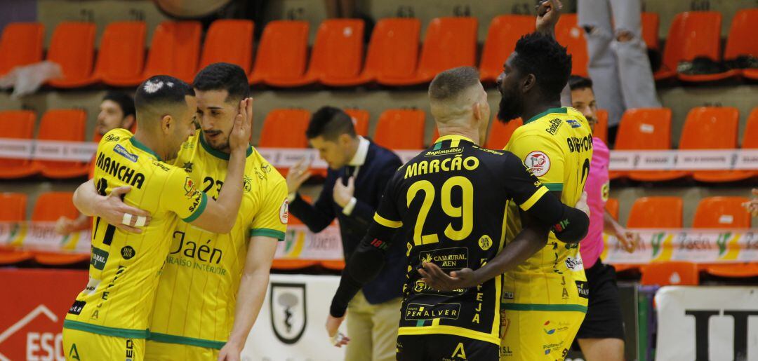 Los jugadores del Jaén Paraíso Interior celebran el primer tanto del partido.