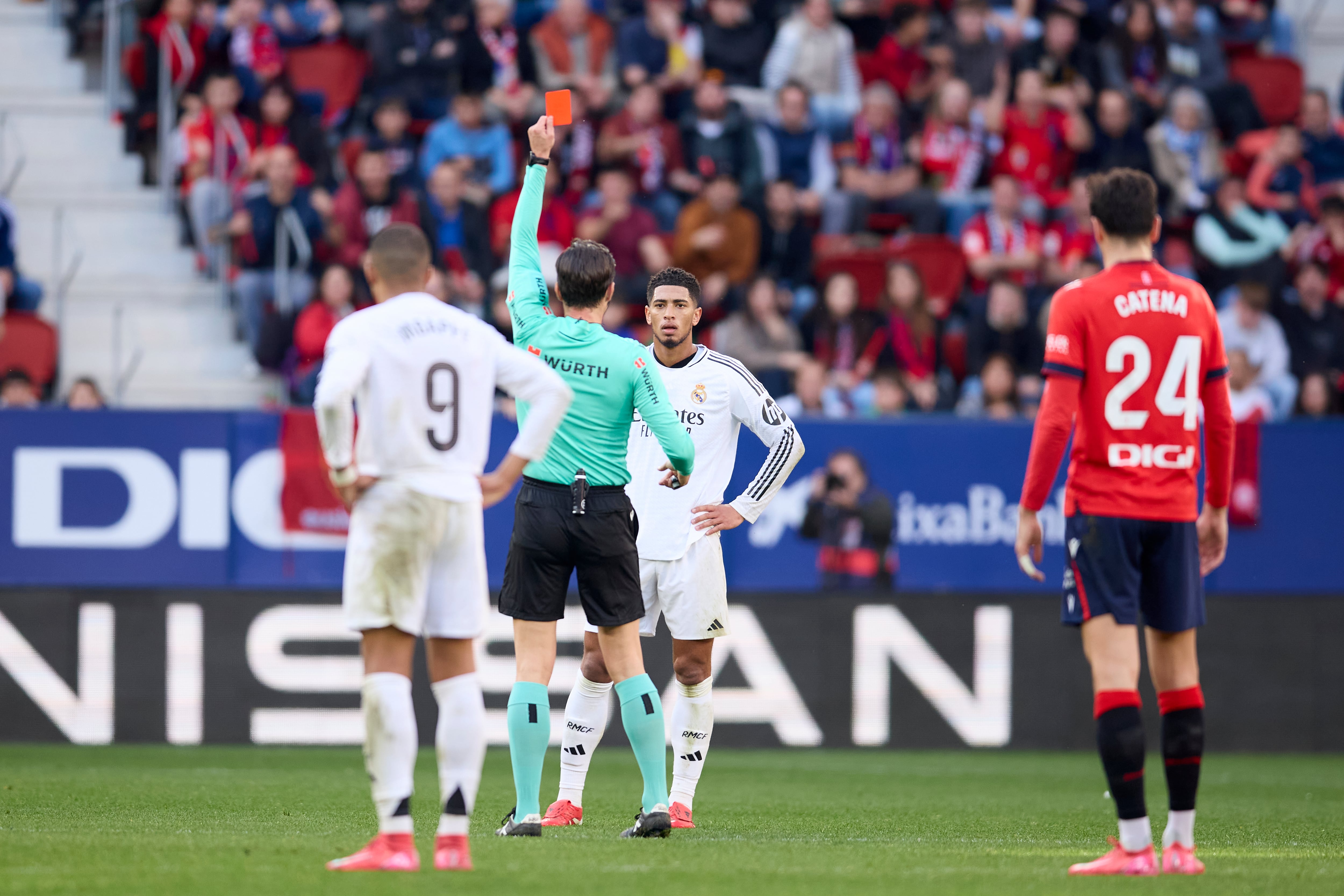 Munuera Montero muestra la roja a Jude Bellingham en el Osasuna - Real Madrid