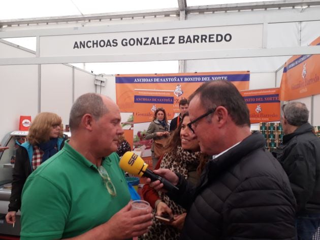 Santiago Redondo y Silvia González conversan con un conservero.