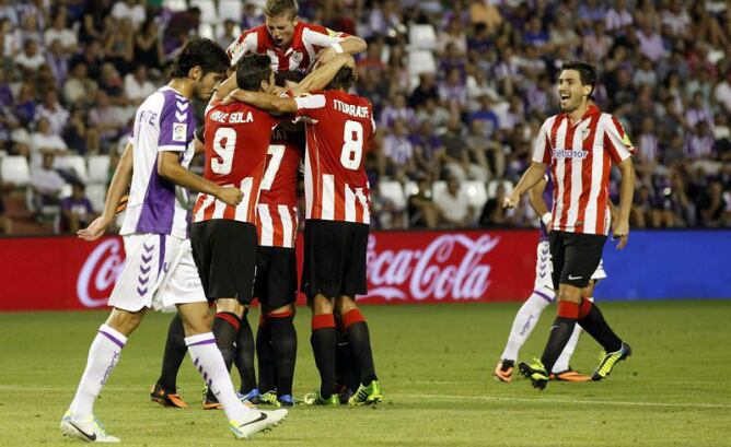 Los jugadores del Athletic celebran su primer gol ante el Real Valladolid durante el partido de la primera jornada de la Liga en Primera División.