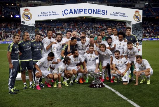 Real Madrid&#039;s players pose with the Santiago Bernabeu Trophy after their soccer match against Galatasaray at Santiago Bernabeu stadium in Madrid, Spain August 19, 2015. REUTERS/Juan Medina