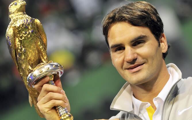 Roger Federer, con su tercer trofeo como ganador en Doha