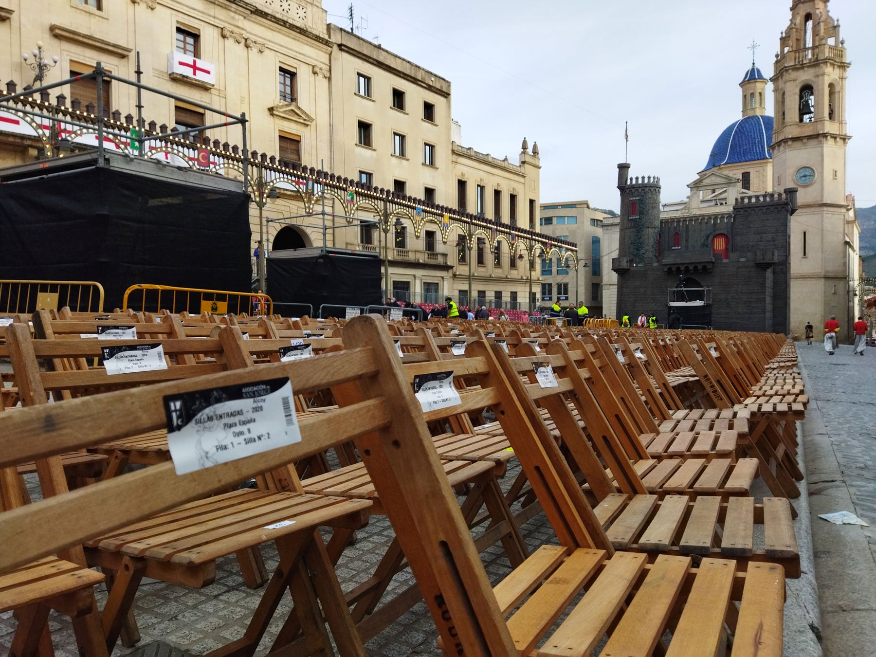 Imagen de las sillas instaladas en la plaza de España antes de las Entradas
