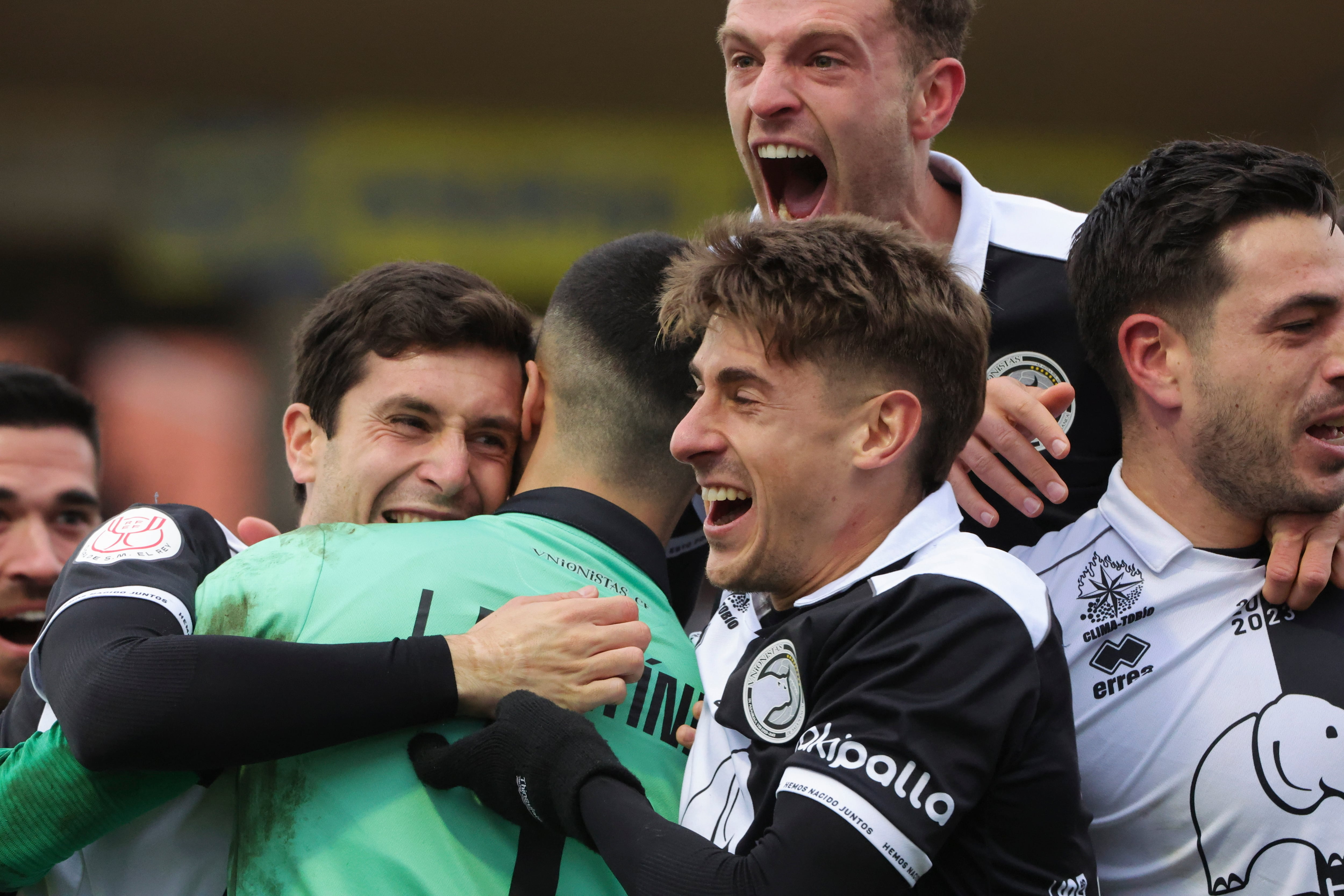 Los jugadores de Unionistas celebran tras vencer al Villarreal y pasa de fase este lunes, tras el encuentro de Copa del Rey, en Salamanca (Castilla y León). EFE/ JMGARCIA