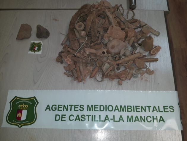 Objetos metálicos encontrados por el denunciado