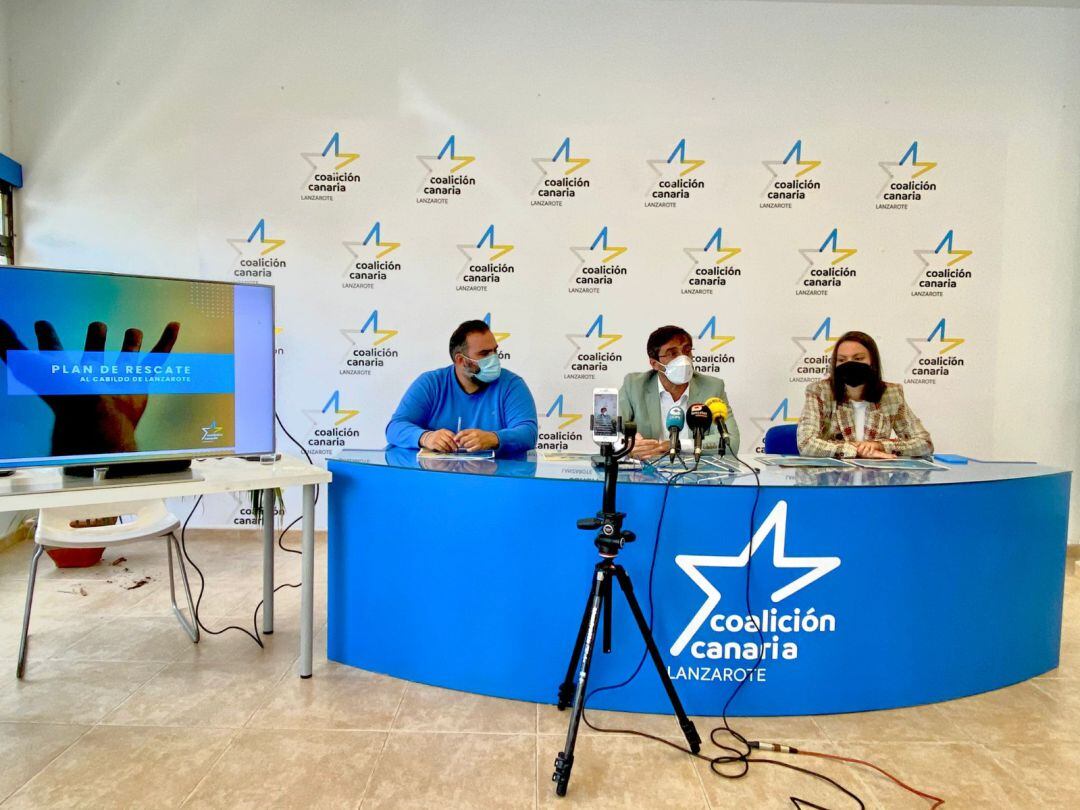 Samuel Martín, Pedro Sam Ginés y Migdalia Machín, consejeros de CC-PNC en el Cabildo de Lanzarote.